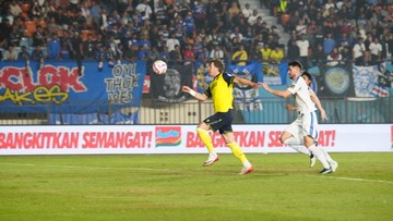 Oxford 'Sindir' Winger Arema Lolos Kartu Merah