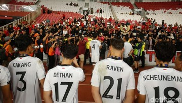 Potret Pemeran Timnas Indonesia U-23 Hampiri Suporter