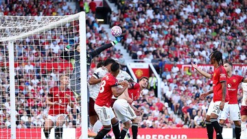 Gary Nevill Desak MU Rekrut Donnarumma atau Emi Martinez