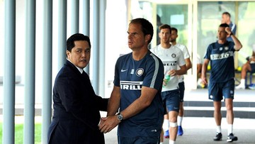 Simon Tahamata Peluk Frank De Boer