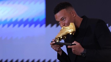 Mbappe Terima Sepatu Emas Eropa Mbappe Terima Sepatu Emas Eropa