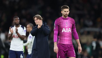 Pelatih Spurs Bela Vicario yang Disemprot Fans