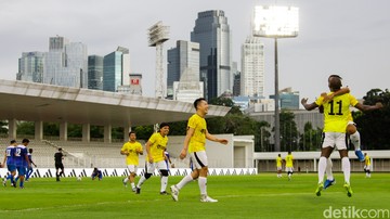 Pertandingan Amal di GBK: Legenda Sepak Bola Bersatu Bantu Korban Banjir