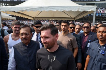 Terungkap! Messi Nggak Suka Dikerubuti Pejabat
