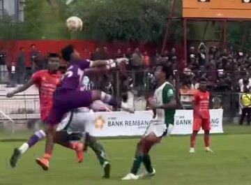 Kiper Liga 4 yang Lakukan Tendangan Kungfu Mohon Ampun