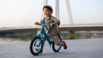 Rancu! Asisten Wasit Dilempar Sepeda Anak-anak