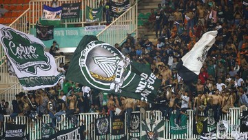 Aksi Fans PSS Sleman Disorot Penyanyi Metal Legendaris