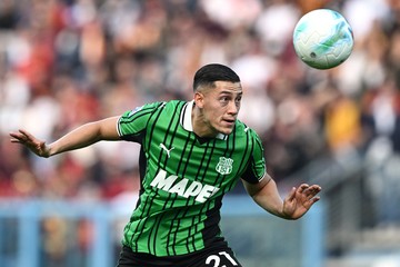 Jay Idzes Perkasa waktu Sassuolo Bungkam Como.