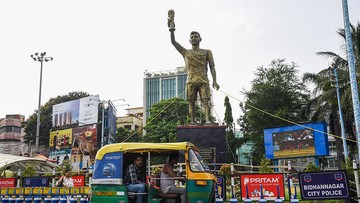 Patung Raksasa Messi di India Goyang Kena Angin