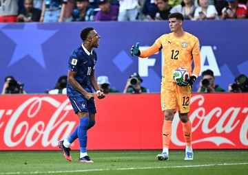 Saat Mbappe Cuekin Jabat Tangan Kiper