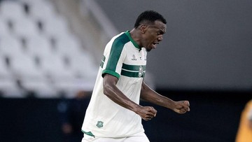 Duh, Pemain Ini Jeblos ke Lubang Waktu Rayakan Gol
