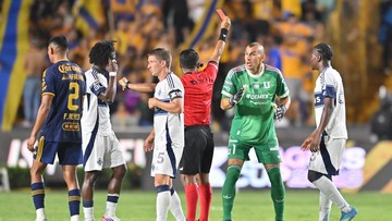 Kiper Ini Dorong Wasit